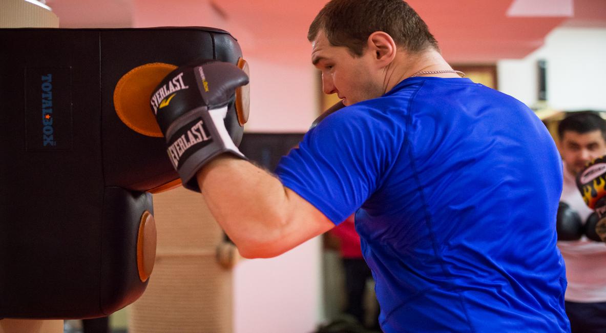 Бьет по подушке