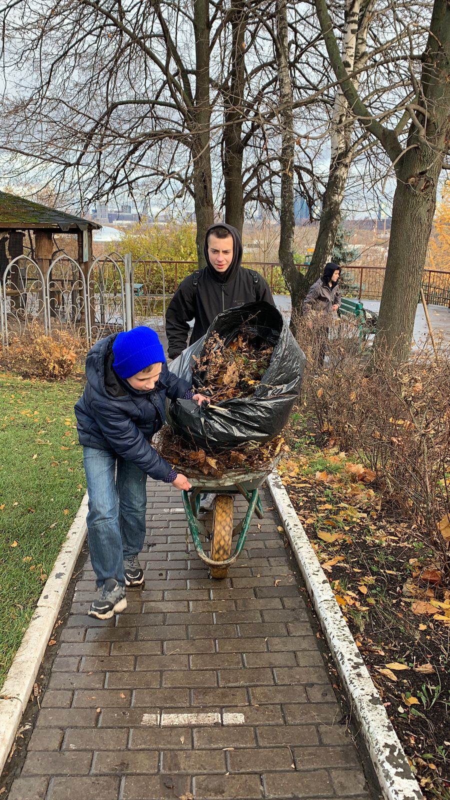 Воспитанники клуба помогли убрать территорию храма к Престольному празднику